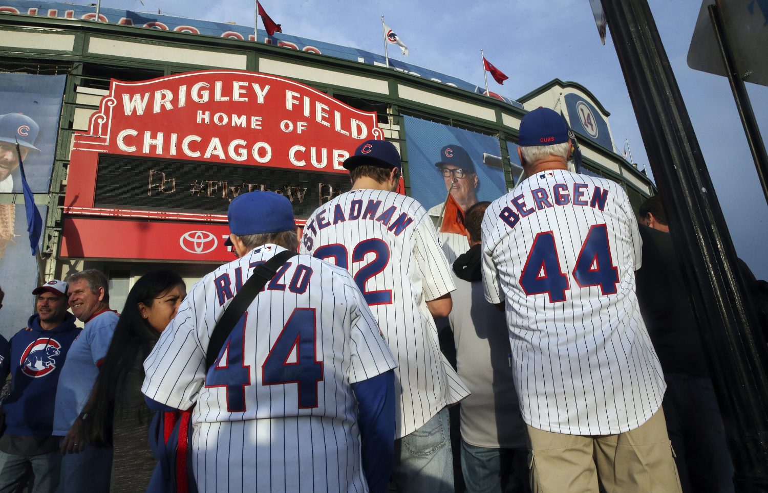 Fans+arrive+for+Game+4+of+the+NLCS+as+the+Chicago+Cubs+play+host+to+the+New+York+Mets+on+Wednesday%2C+Oct.+21%2C+2015%2C+at+Wrigley+Field+in+Chicago.+%28Nuccio+DiNuzzo%2FChicago+Tribune%2FTNS%29