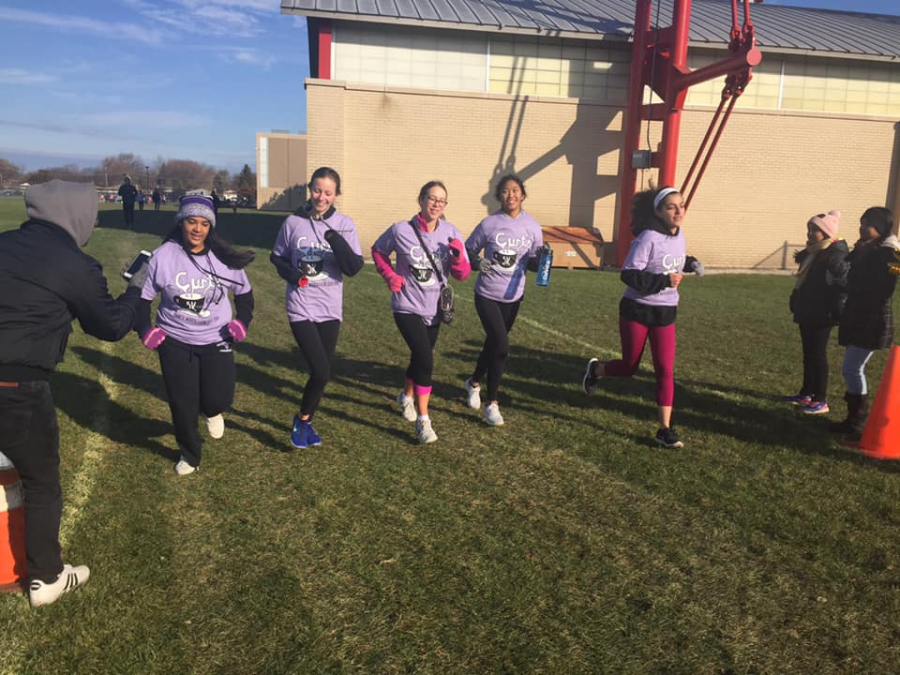 Runners begin the DM 5k wearing their Curts Cafe T-shirts.