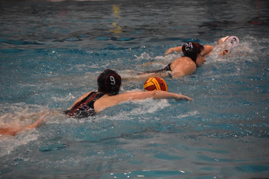 Margaret Jansson moves the ball to the other side of the pool.