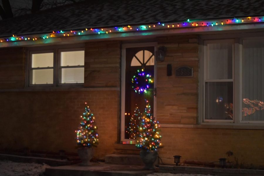 Some houses went for a more simple and classic look with multicolor lights. 