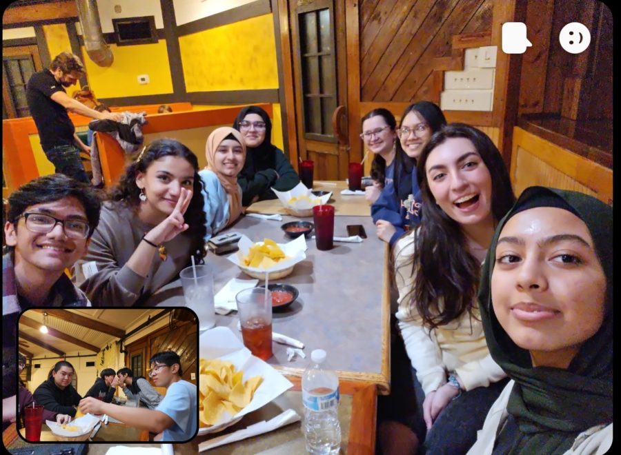 Science Olympiad students enjoy a team dinner together