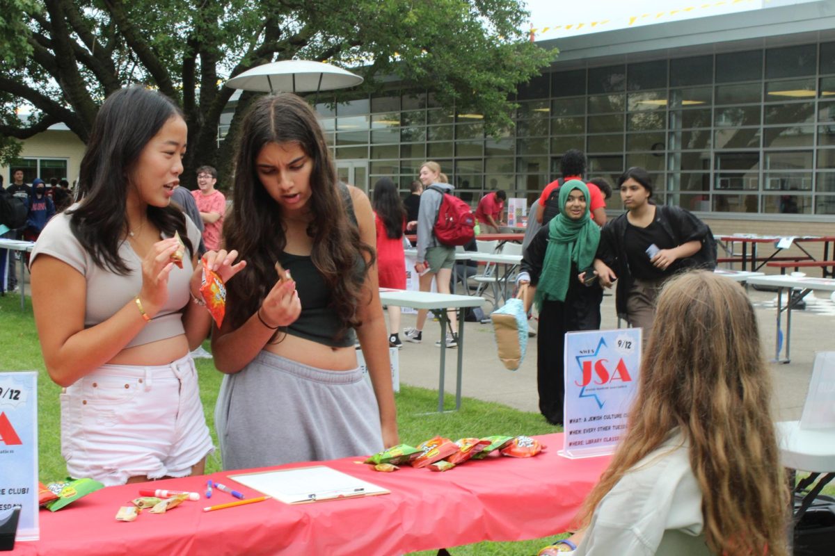 Sophomores Mariem Moussaouii and Christine Voung, talk to Talia Spector about joining JSA.