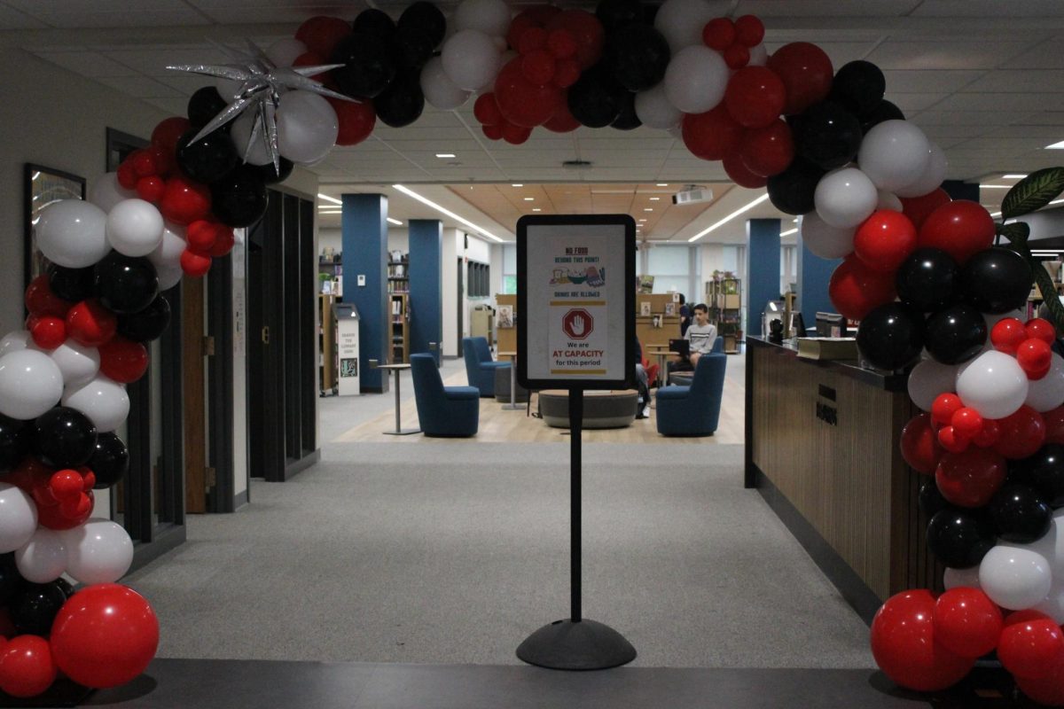 A balloon arch welcomes students for the re-opening of the library. 