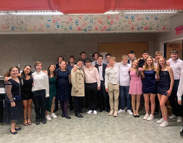 German+students+posing+at+homecoming%21+Picture+found+on+%40nileswestgerman