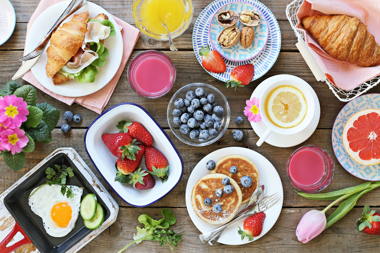 A brunch meal with a variety of breakfast and lunch dishes.