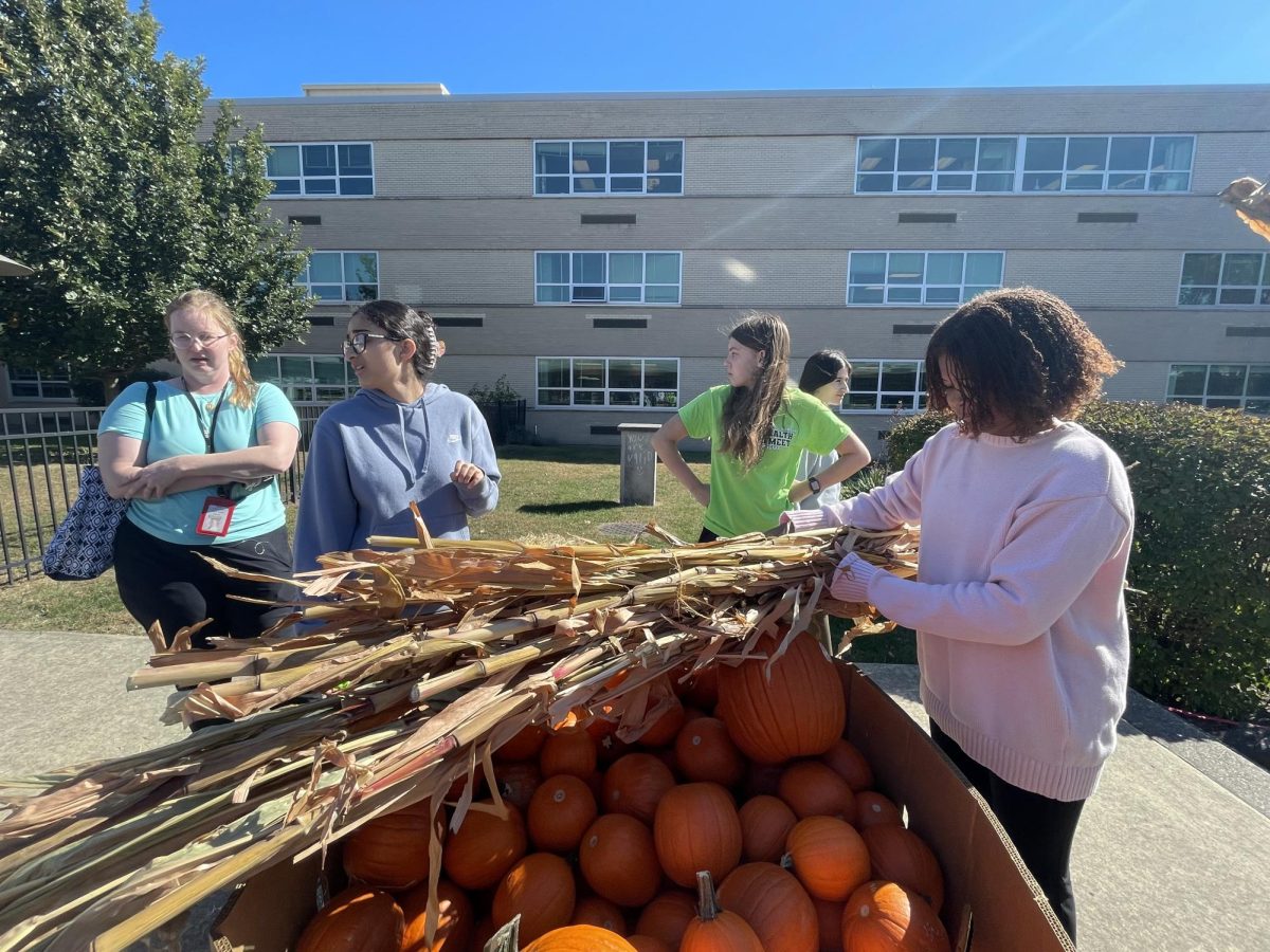 Junior Cabinet unloading supplies for their pumpkin decorating event. 