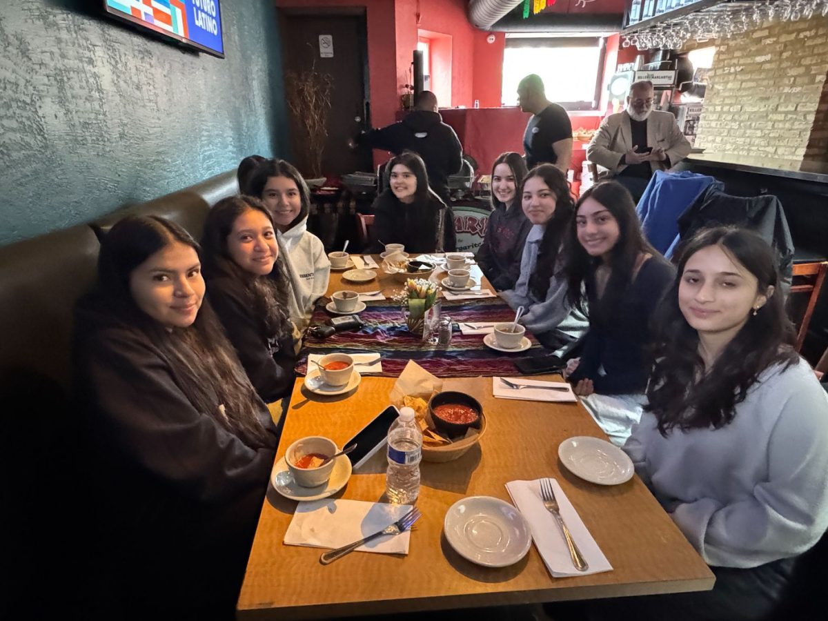 Students eat at Cesar's together.