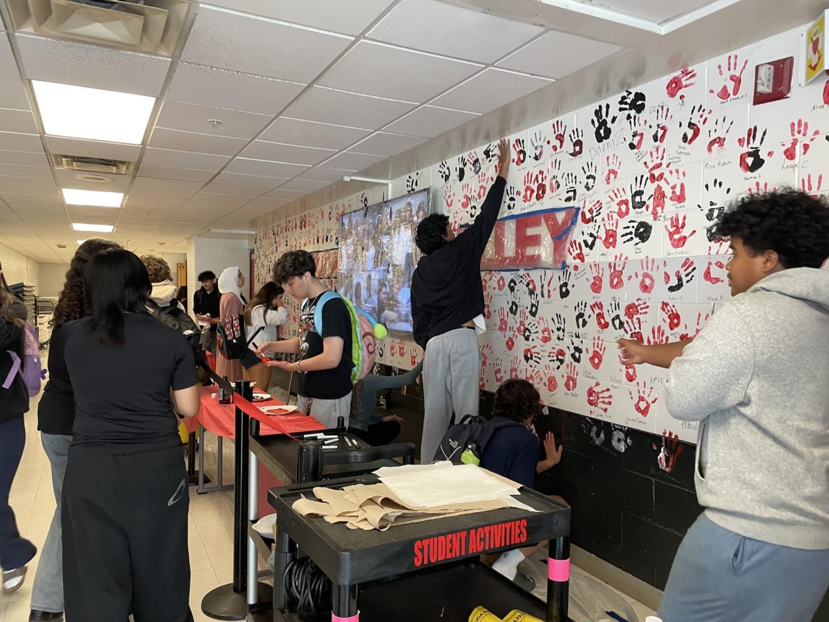 Seniors prepare the alley for the handprint tradition.