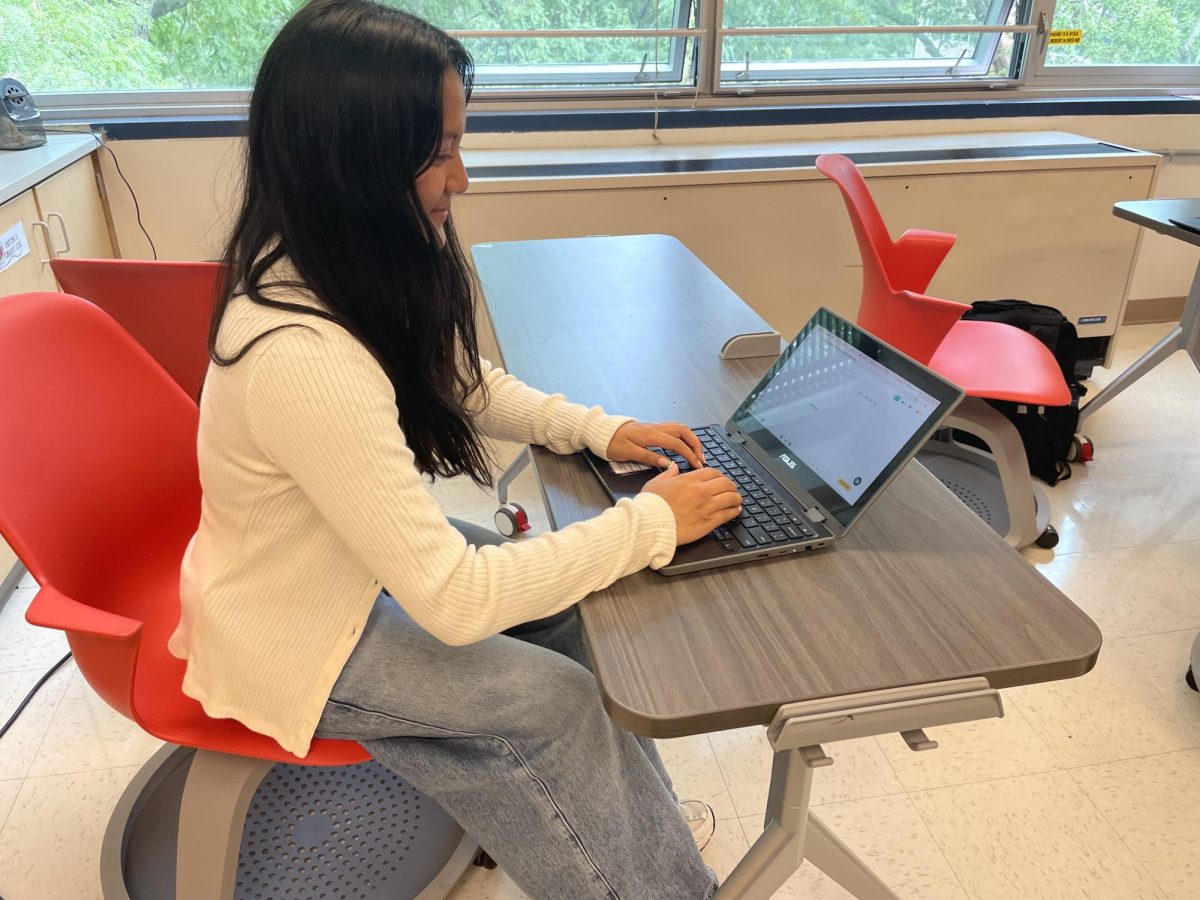 Spanish student Malaya Martinez, junior, studies using Knowt.