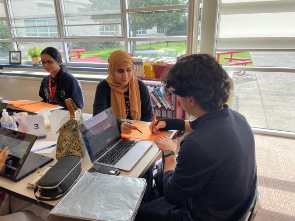 Salwa Mohiuddin tutoring in the Lit Center. 
