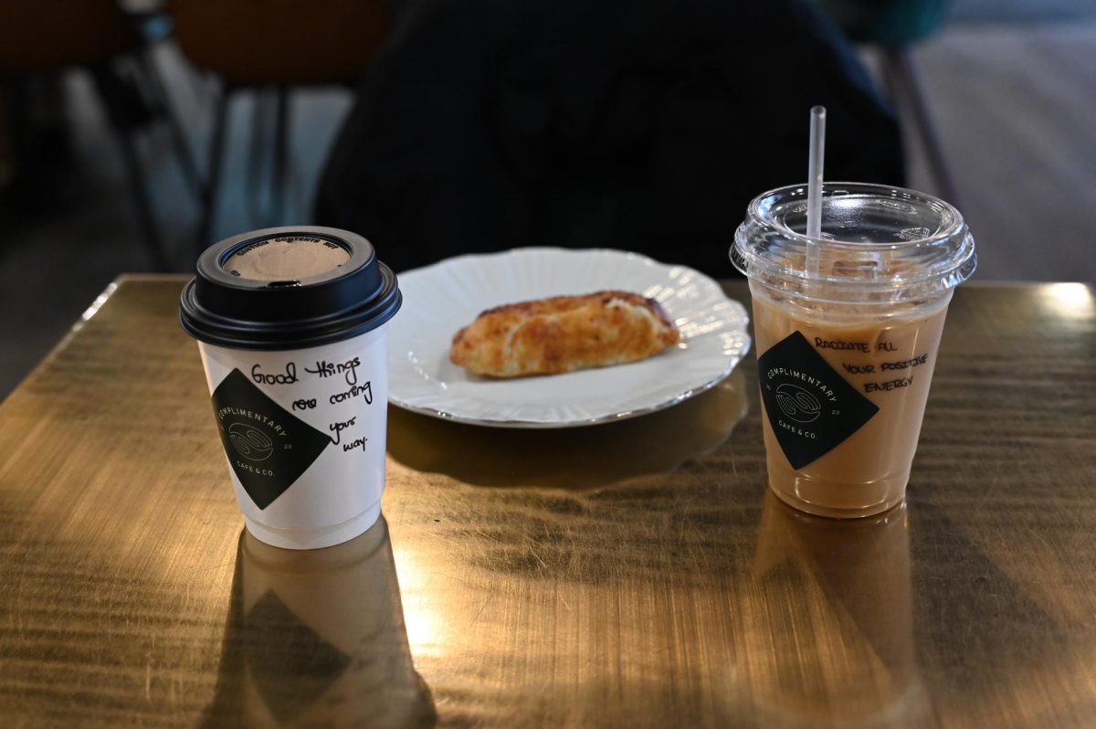 A chamomile tea (on the left) and an iced lavender latte (on the right) are paired with an apple pie empanada in the middle.