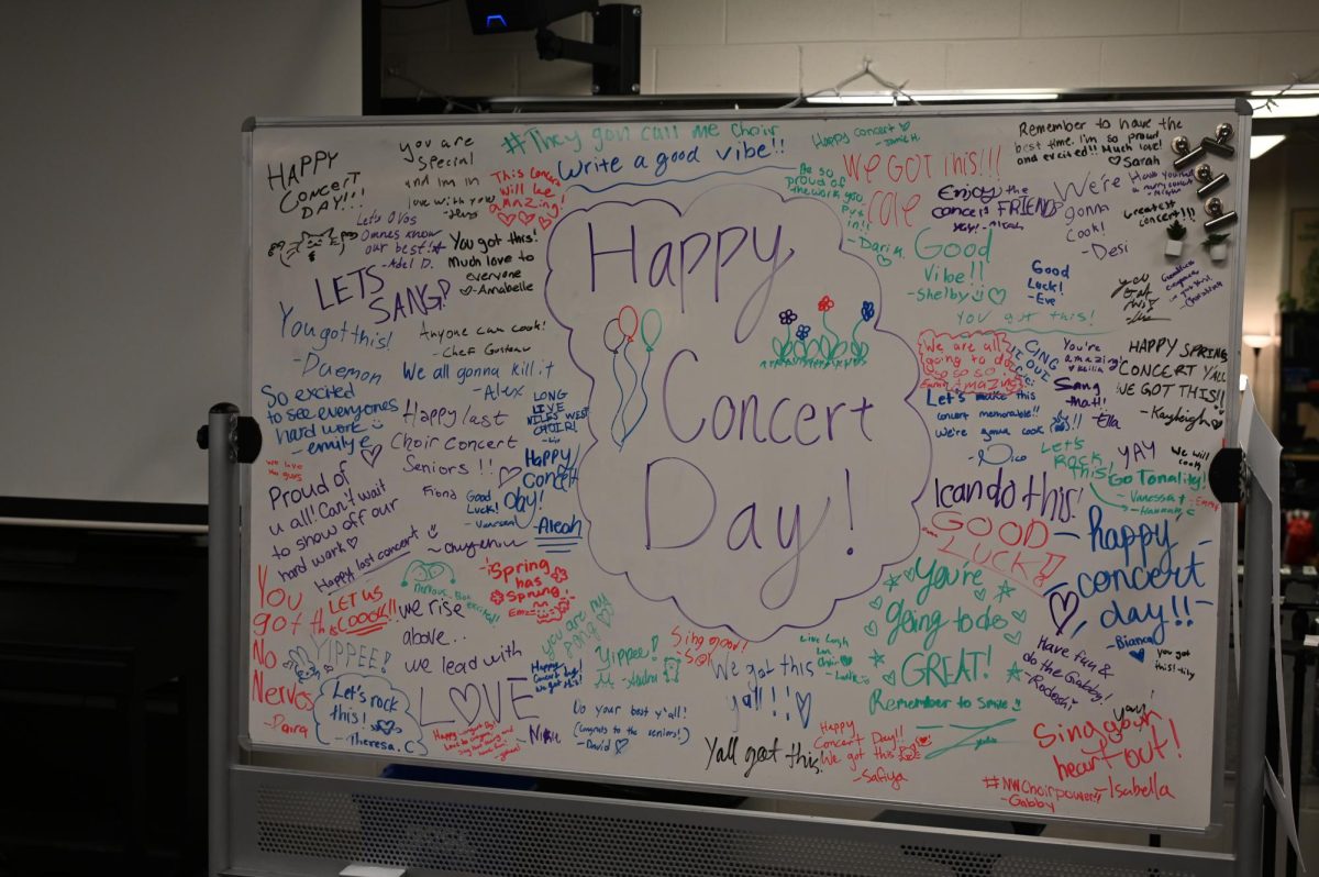 Students write various motivational messages to commemorate
the last concert day of this school year.